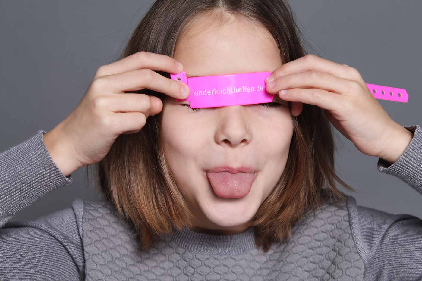 Kindermodel von "Keolas Kids" mit "kinderleicht helfen" Armband