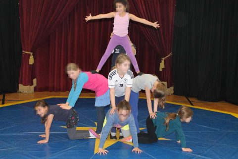 Das Bild zeigt eine Zirkus-Pyramide aus kleinen Kindern